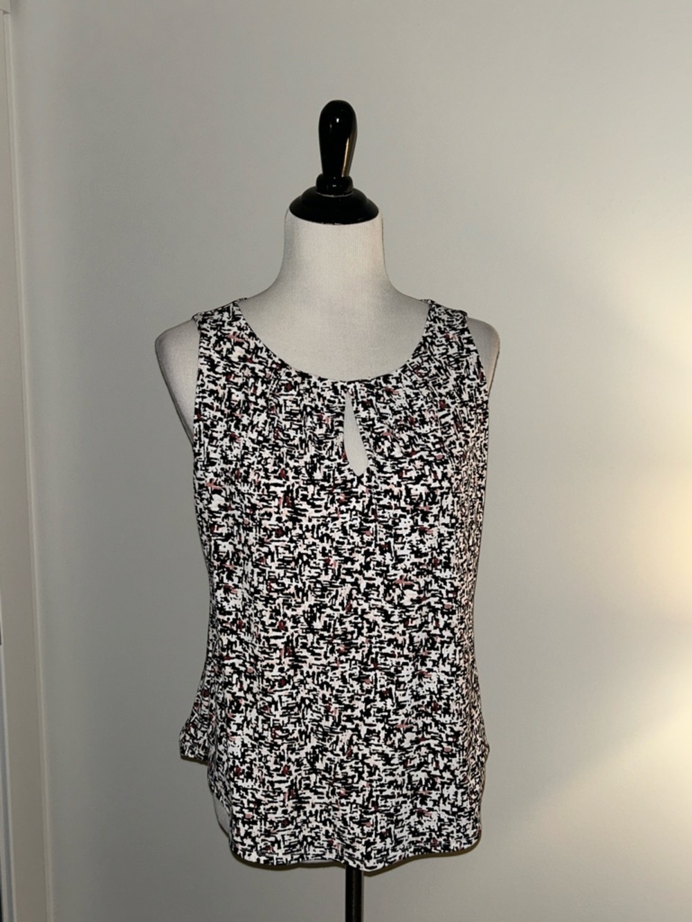 White House black market M simple classic mauve Black White Sleeveless Top
